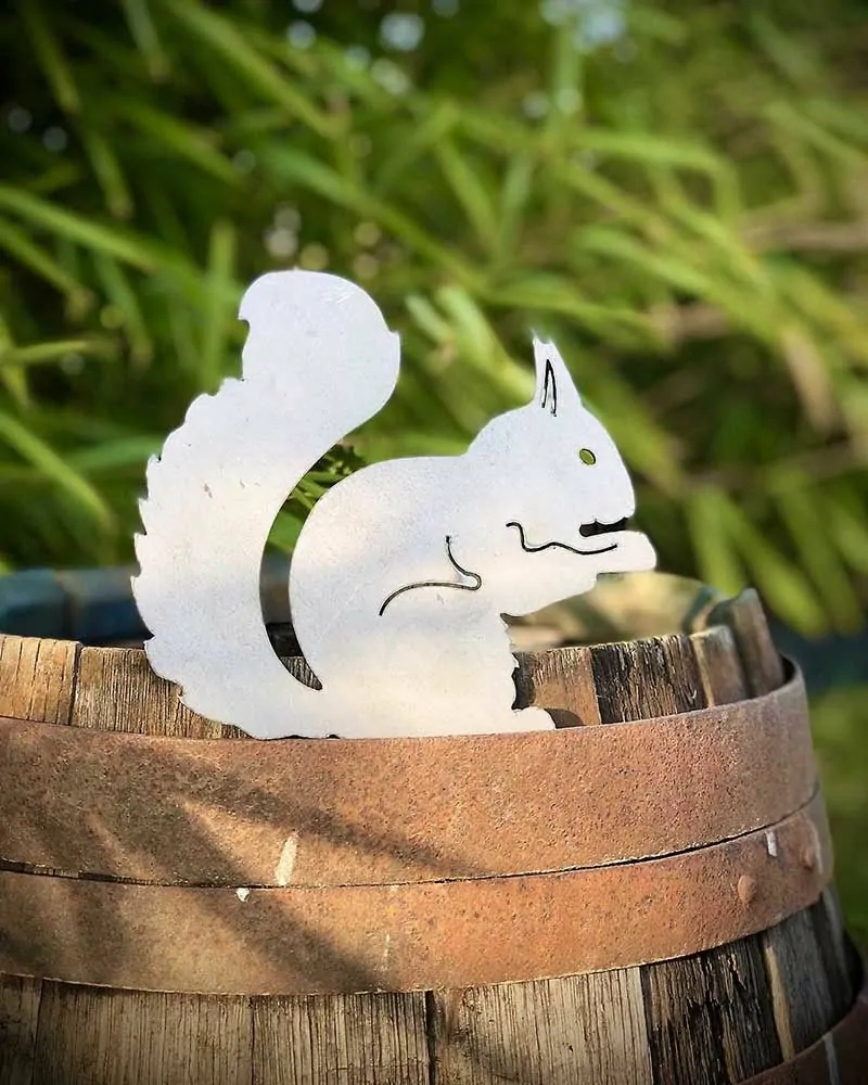 Silhouette - Écureuil à piquer en acier corten (Métal) pour la décoration de jardin !