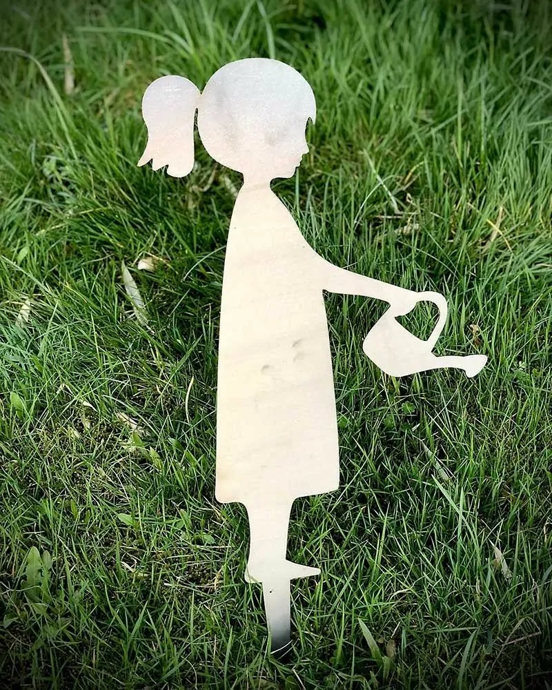 Silhouette - Fillette avec un arrosoir à piquer en acier corten (Métal) pour la décoration de jardin !